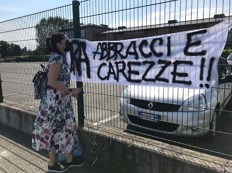 Sit-in davanti a Cremona Solidale: «Vogliamo entrare»