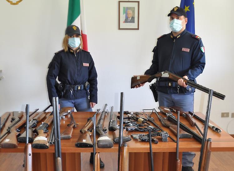 Arsenali illegali in casa: ritirate 50 armi da inizio anno