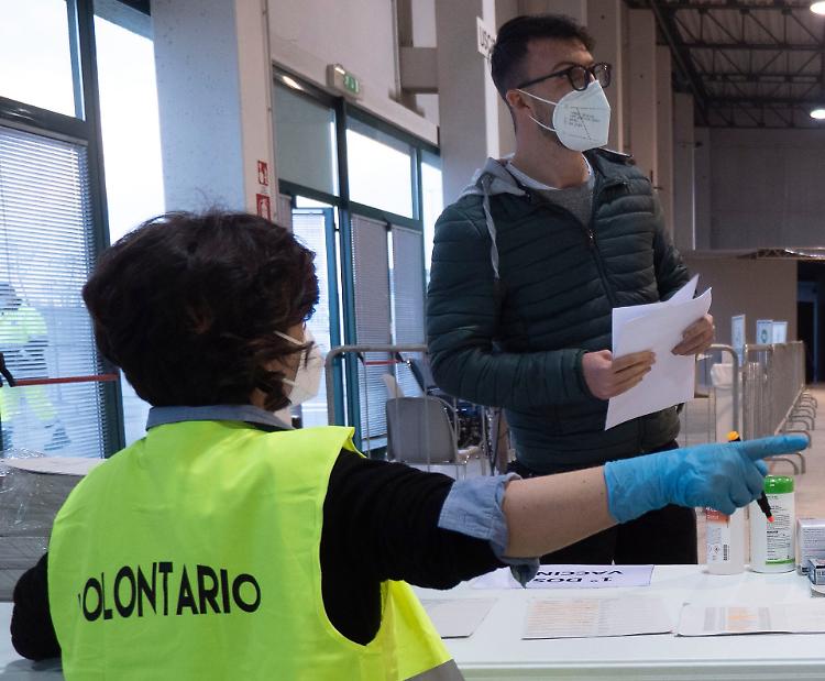 Ora la carenza di dosi pesa. La grande frenata degli hub