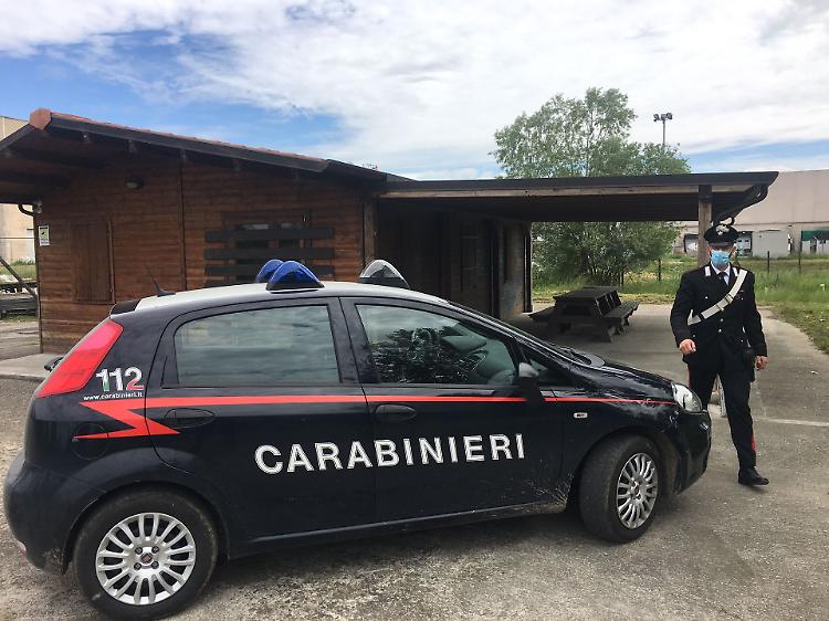 Danneggiano capanno nel Parco Salice Bianco, 14 denunciati
