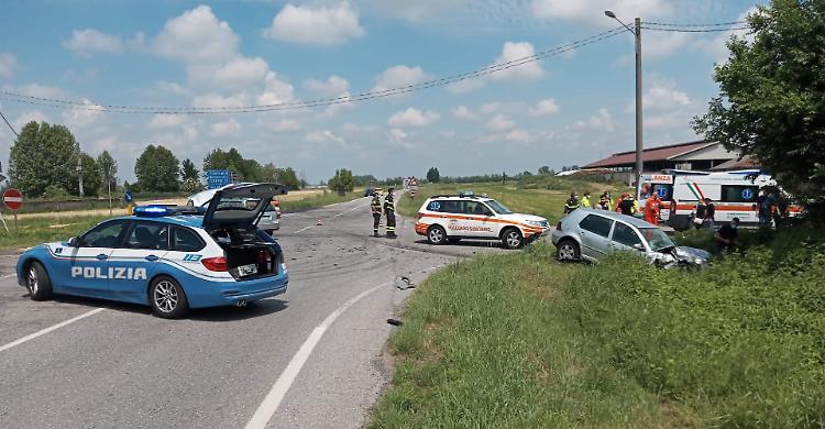Schianto allo svincolo della Paullese, auto distrutte