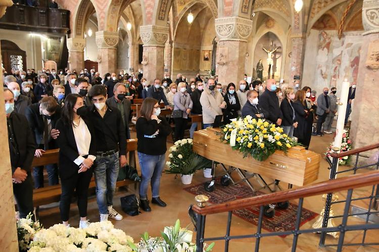 Toccanti ricordi all'altare per l'ultimo saluto ad Alessandra