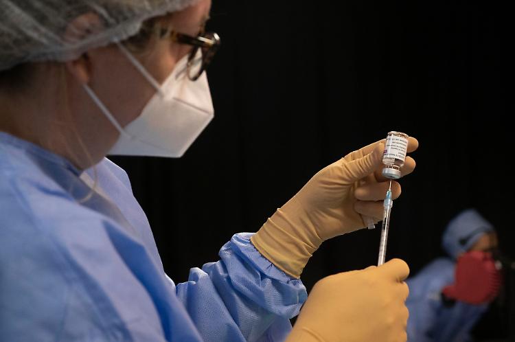 Vaccinazioni, gli hub tornano a correre