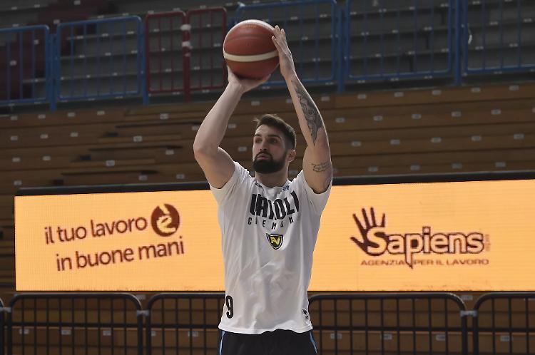 Fabio Mian e la Vanoli Cremona ai saluti 