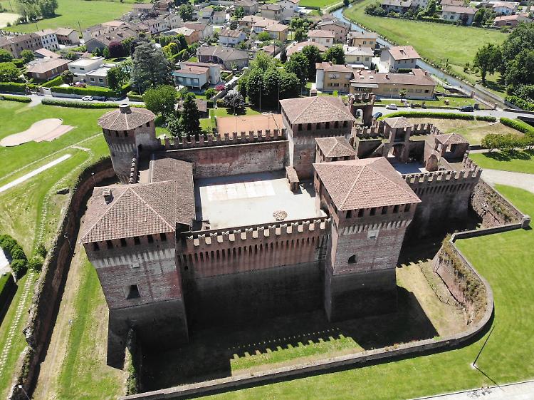 La rocca sforzesca nel palmo di una mano