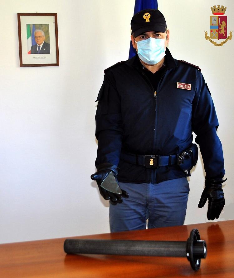 Cerca di aggredire la ex e minaccia con un vetro gli agenti: arrestato