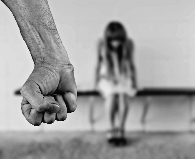 Botte e minacce alla moglie incinta: condannato il bruto