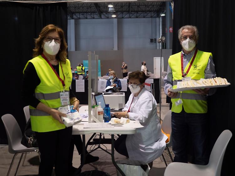 Vaccini ai trentenni, oltre 8 mila prenotazioni in poche ore