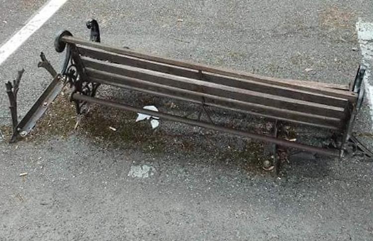 Distrutta la panchina dedicata alla centenaria
