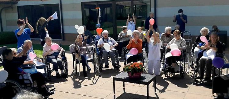 Il «canto libero» dei nonni alla festa per la riapertura
