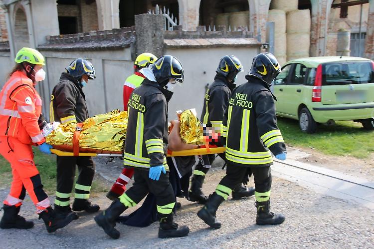 Grave scontro tra auto e scooter, interviene l'elisoccorso