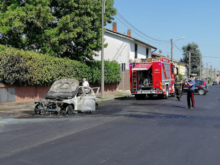 Auto in fiamme, paura lungo la Bassa per Casalmaggiore