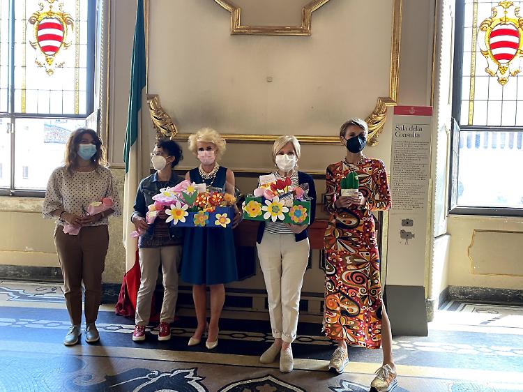 “Con un fiore, ti penso”:  un dono per gli ospiti delle case di riposo