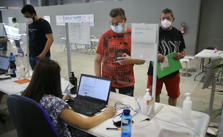 Il primo Vax Day a Cremona fa flop: «Non molliamo»