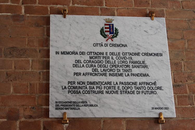  Posizionata la targa in memoria dei cremonesi morti per il Covid-19