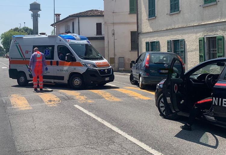 Ciclista 74enne urtato da auto, trasportato in ospedale a Crema
