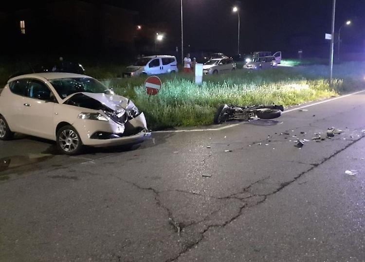 Con la moto contro un'auto, gravi ferite per un 30enne