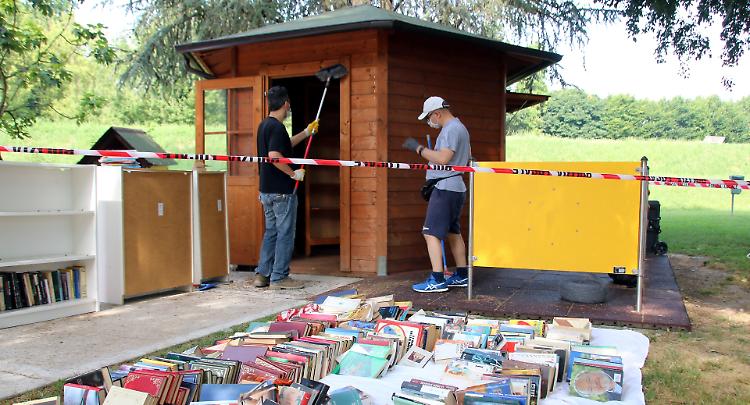 La casetta dei libri rimessa a nuovo dai volontari