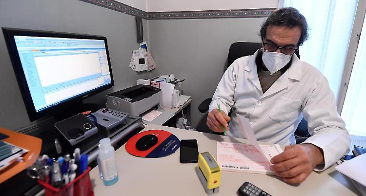 Sempre meno medici: adesso è vero allarme