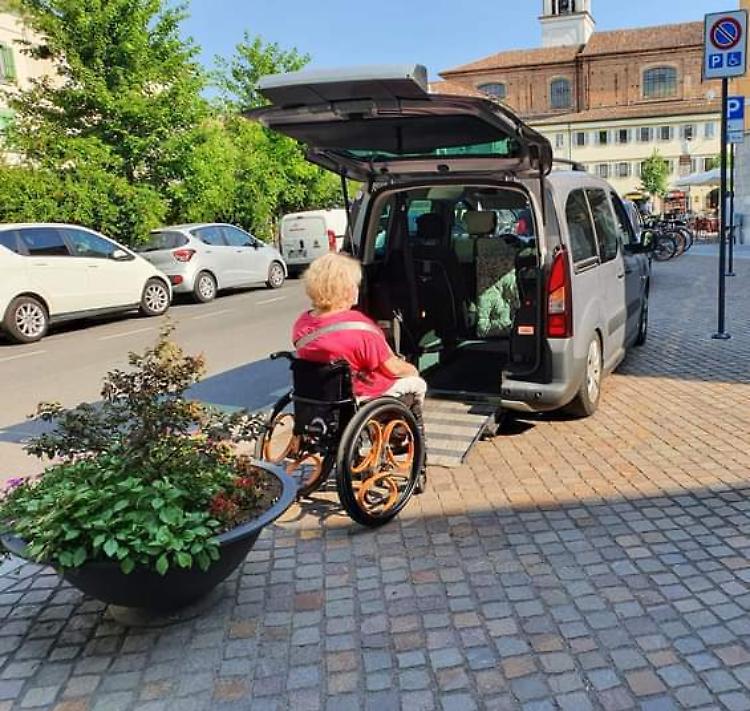 Pure la fioriera per i disabili diventa ostacolo