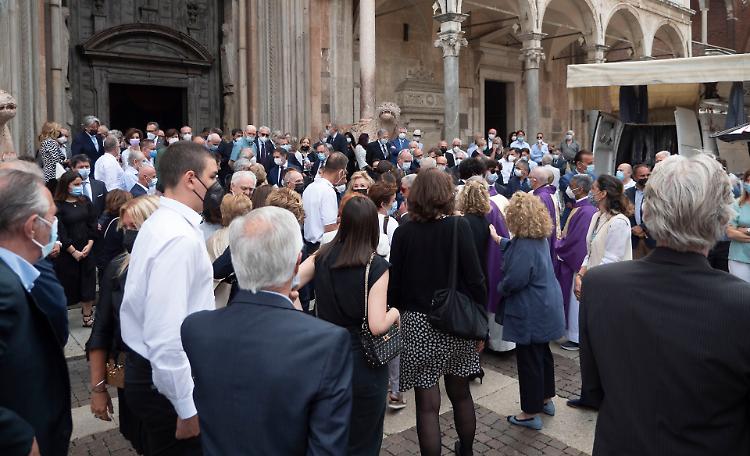 Folla e commozione per l'ultimo saluto a Marcello Caldonazzo