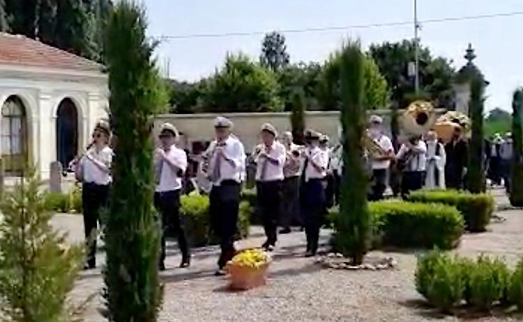 La musica della banda al funerale del mugnaio