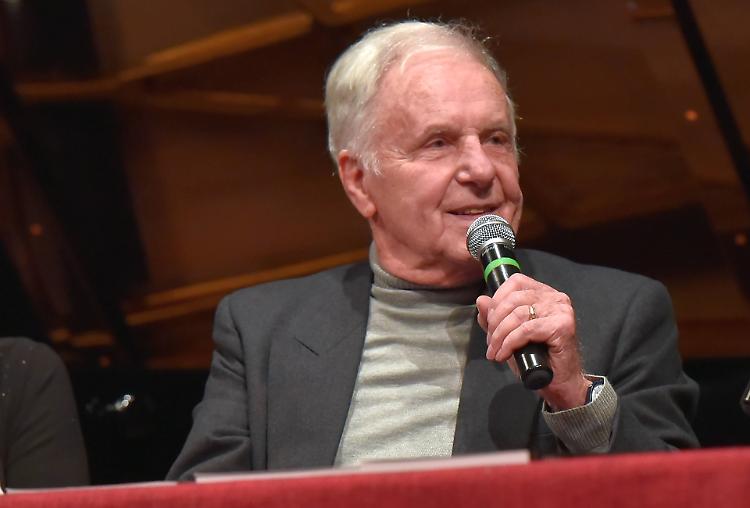 Funerale privato per il maestro Zani. Tanti ricordi affettuosi