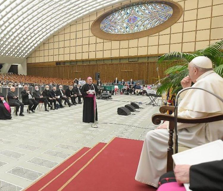 Il Papa abbraccia la Caritas