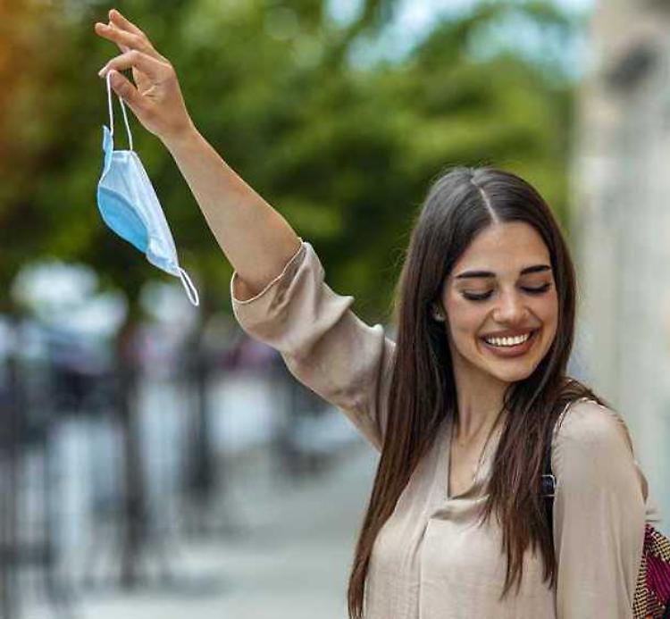 Via le mascherine: «Sì, è una svolta ma serve giudizio»
