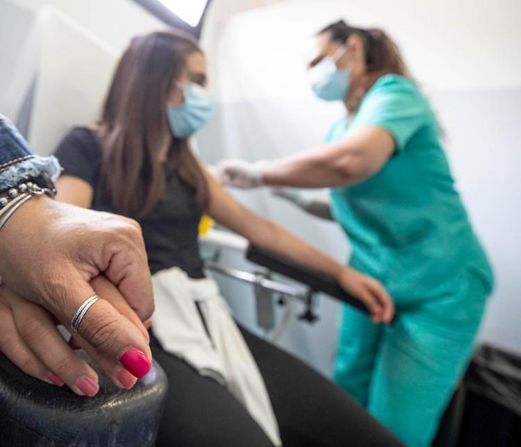 Mannino: «A breve vaccinato quasi un terzo degli under 19»