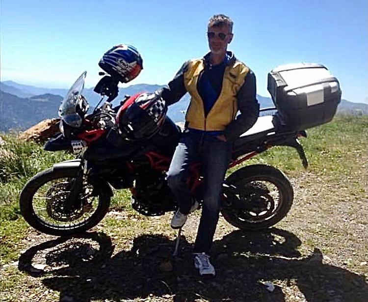 Scontro frontale tra moto e betoniera sulla via Bergamo, muore Paolo Riboli 