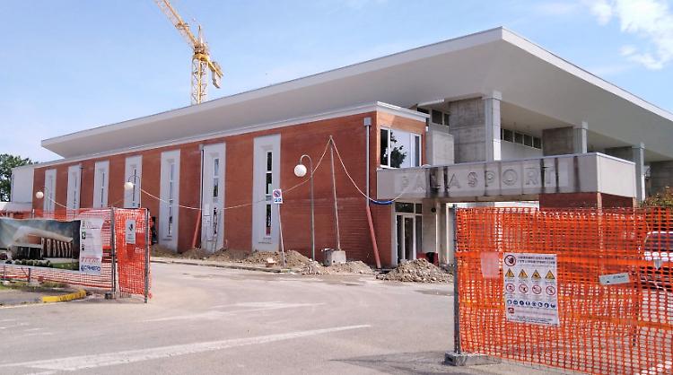 Palafarina, altro caos: «Pronto a metà luglio»