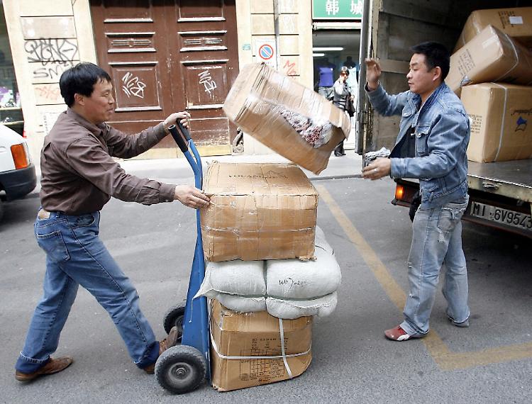 Gli immigrati in affanno: la povertà adesso cresce