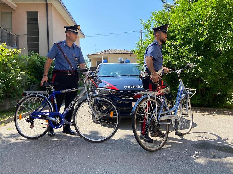 Ladri di biciclette alla stazione, individuati e denunciati in due