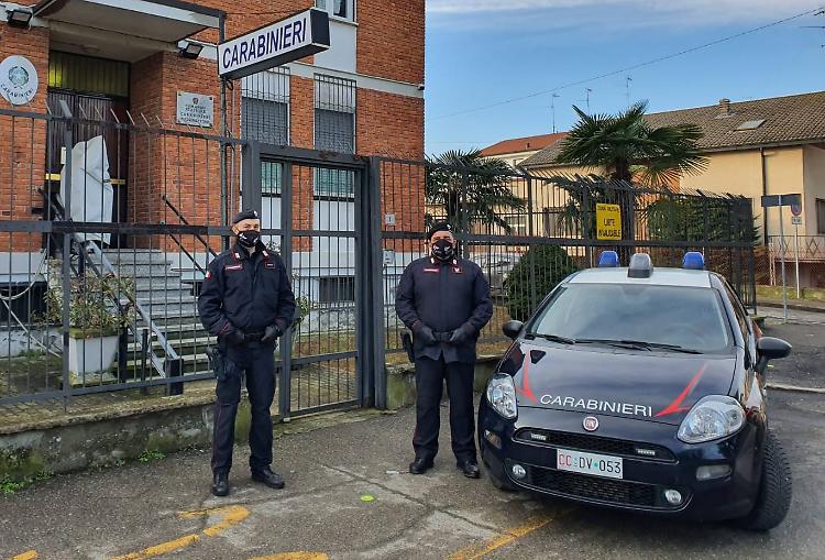 Rubò abiti in un negozio sportivo, 29enne arrestata dai carabinieri