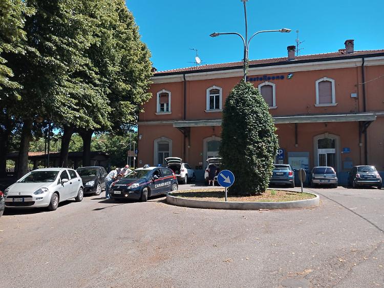 Aggredisce e ferisce una 26enne,  ricerche in corso dei Cc