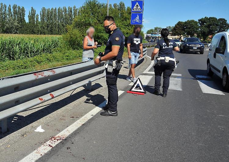 Pedone travolto da un'auto in via Milano