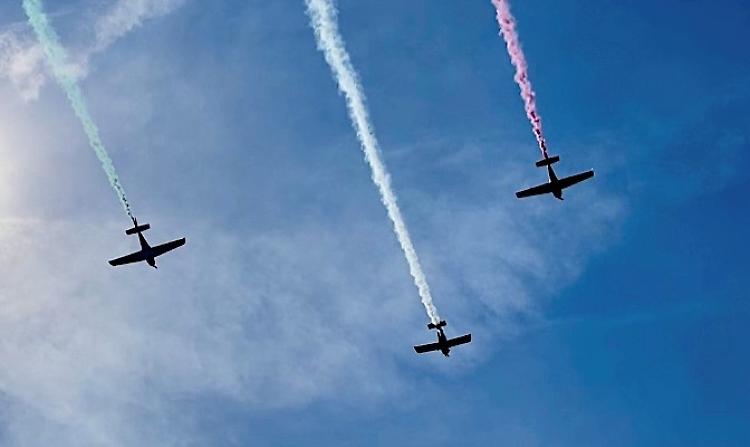 Dal cielo pioggia di volantini per il Day Hospital Oncologico