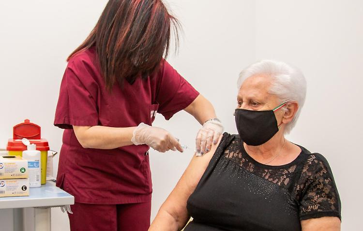 Over 60, vaccini senza prenotazione fino al 31 luglio
