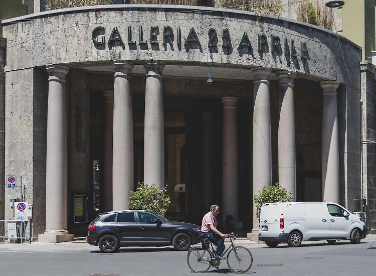 Galleria 25 Aprile: «Affitti alti per le tasse, così chiudono i negozi»