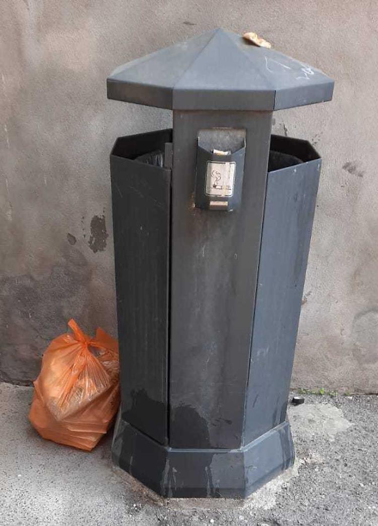 Abbandona i rifiuti, colto in flagrante e multato