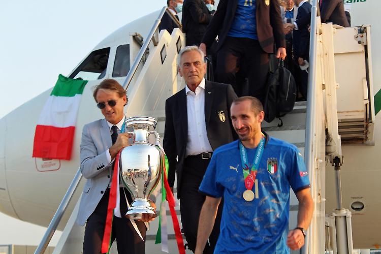 Gli Azzurri a Roma, Chiellini scende dal bus con la Coppa davanti ai tifosi