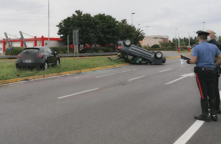 Collisione tra due automobili e ribaltamento, ferito 75enne