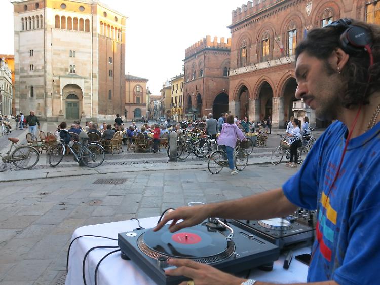 Un weekend con gli StraDeejay del vinile