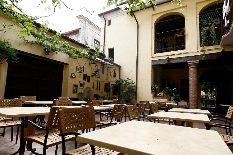 Karisma in cortile alla Trattoria Cerri