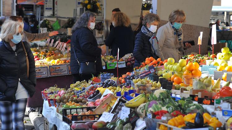 Ambulanti rumorosi ammoniti dal Comune e dai colleghi