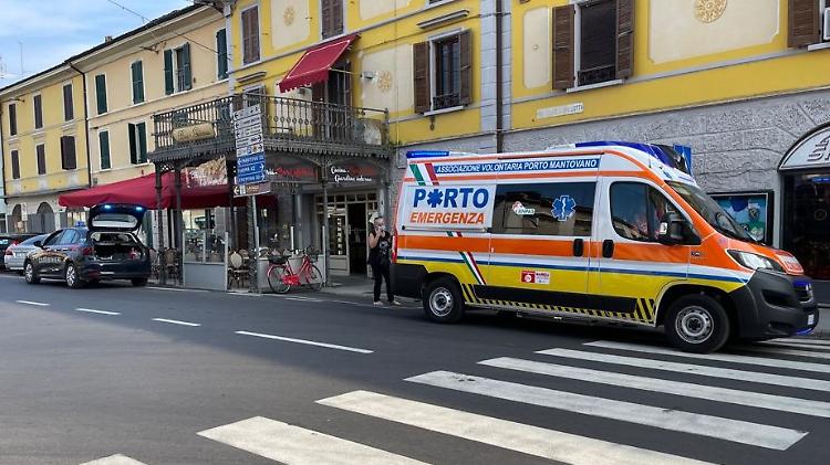 Paura per una ciclista 75enne investita da un'auto