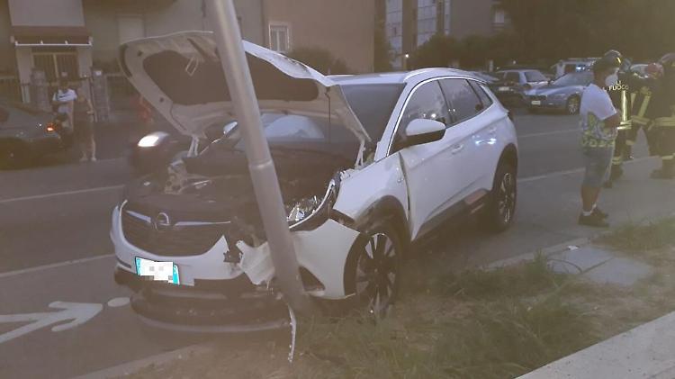Auto investe pedone e finisce contro un palo: due feriti