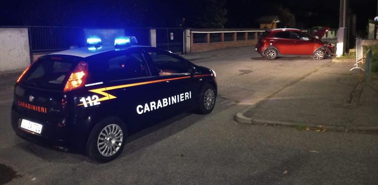 Si schianta contro il palo della luce: auto distrutta