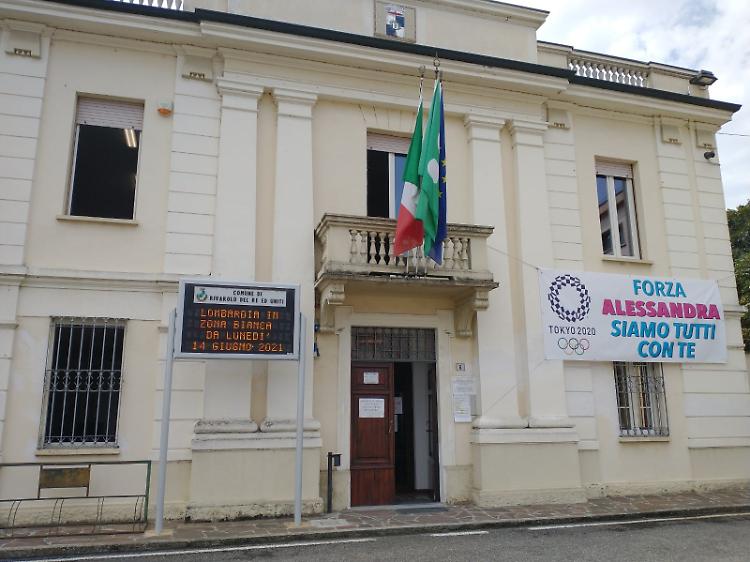  Striscione sul municipio per Alessandra Montesano